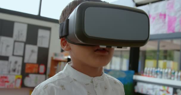 Tampilan Depan Anak Sekolah Asia Menggunakan Virtual Reality Headset Kelas — Stok Video