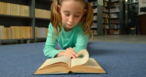 Vista Frontal Atenta Colegiala Caucásica Leyendo Libro Biblioteca Escuela Ella — Vídeos de Stock