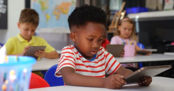 Vista Frontal Colegial Afroamericano Usando Tableta Digital Aula Colegiales Sentados — Vídeo de stock