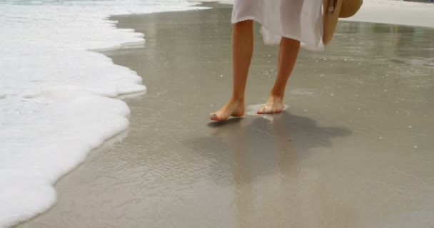 Sección Baja Mujer Caminando Playa Espuma Mar Tocando Sus Pies — Vídeos de Stock