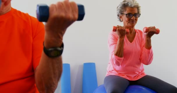 Mieszane Seniory Wyścigowe Trenujące Hantlami Studiu Fitness Ćwiczą Razem — Wideo stockowe