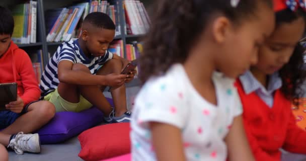Widok Przodu Uczniów Mieszanych Ras Studiujących Tablecie Cyfrowym Szkolnej Bibliotece — Wideo stockowe