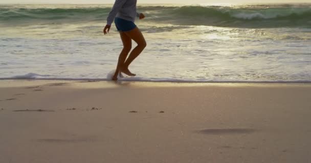 Sección Baja Mujer Jugando Con Las Olas Del Mar Playa — Vídeo de stock