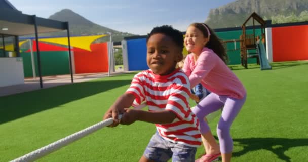 Vista Frontal Estudantes Raça Mista Jogando Rebocador Guerra Parque Infantil — Vídeo de Stock