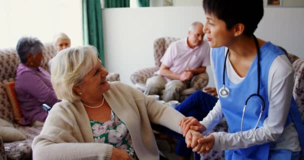 Vorderansicht Einer Asiatischen Ärztin Die Mit Einer Seniorin Pflegeheim Interagiert — Stockvideo