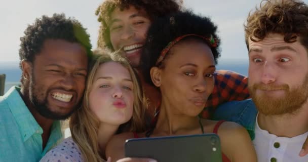 Front Bild Unga Multietniska Vänner Tar Selfie Med Digital Tablet — Stockvideo