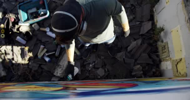 Vista Alto Angolo Della Pittura Graffitista Caucasica Con Spray Aerosol — Video Stock