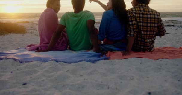 Vista Posteriore Gruppo Amici Diversi Rilassarsi Insieme Sulla Spiaggia Tramonto — Video Stock