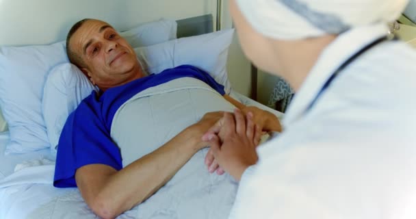 Achteraanzicht Van Vrouwelijke Doctor Troostende Mannelijke Patiënt Wijk Hospital — Stockvideo
