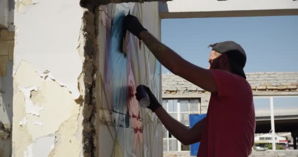 Seitenansicht Der Kaukasischen Graffiti Künstler Malerei Mit Spray Der Wand — Stockvideo