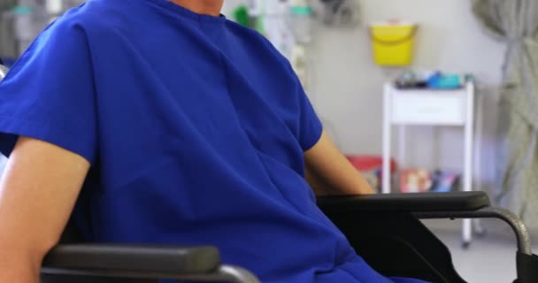 Vista Lateral Paciente Caucasiano Sexo Masculino Sentado Cadeira Rodas Enfermaria — Vídeo de Stock