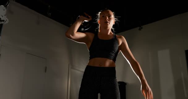 在健身室用水壶铃练习的白种女运动员的正面视图 她决心和集中4K — 图库视频影像