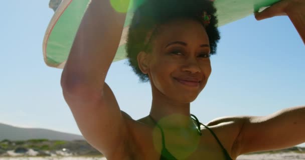 Primer Plano Joven Surfista Afroamericana Sonriendo Mirando Cámara Mientras Lleva — Vídeo de stock