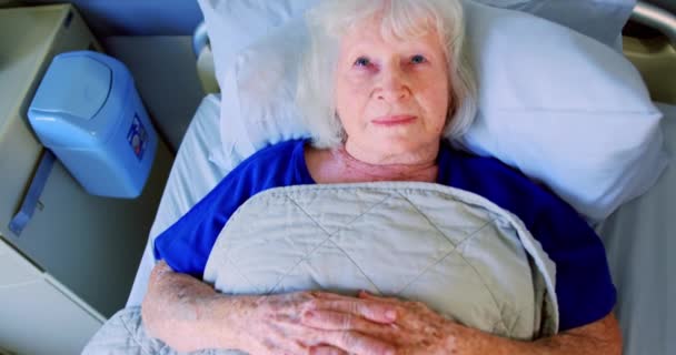 病院で病棟でリラックスしたアクティブな白人高齢者の高い角度ビュー 彼女は離れて見ています4K — ストック動画