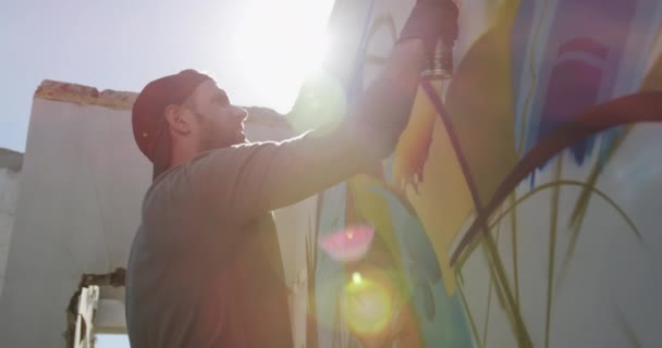 Låg Vinkel Bild Kaukasiska Graffitimålare Målning Med Aerosol Spray Väggen — Stockvideo