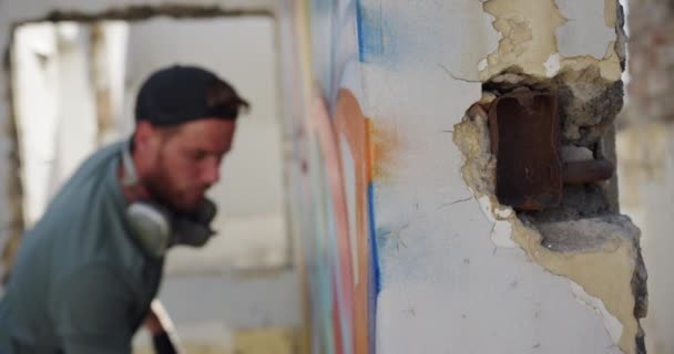 白种人涂鸦艺术家画的侧视图 墙上喷着喷雾剂 他是创造性的4K — 图库视频影像