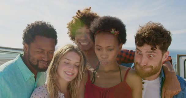 Vista Frontal Jóvenes Amigos Multiétnicos Pie Juntos Playa Día Soleado — Vídeo de stock