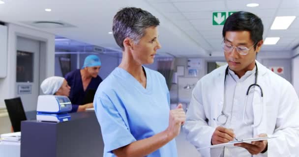 Вид Спереду Багатоетнічна Медична Команда Обговорює Доповідь Буфері Лікарні Медичні — стокове відео