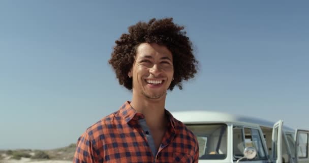 Widok Przodu Młodego African American Człowiek Stoi Plaży Uśmiechnięty Patrząc — Wideo stockowe