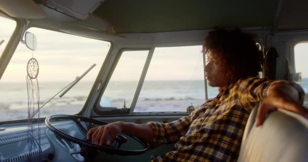 Vista Lateral Del Hombre Afroamericano Relajarse Autocaravana Playa Está Mirando — Vídeo de stock