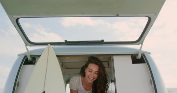 Vista Frontal Joven Mujer Caucásica Sonriendo Utilizando Teléfono Móvil Autocaravana — Vídeos de Stock