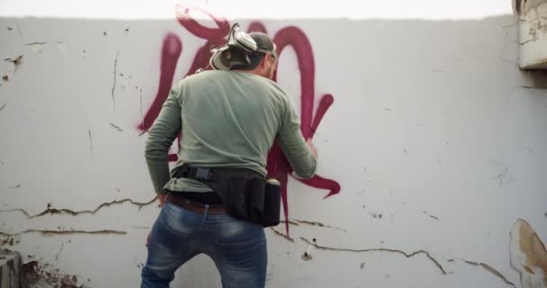 Bakifrån Kaukasiska Graffitimålare Målning Med Aerosol Spray Väggen Han Kreativ — Stockvideo