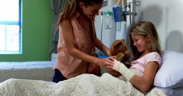 Vista Frontal Mãe Caucasiana Dando Ursinho Pelúcia Para Sua Filha — Vídeo de Stock