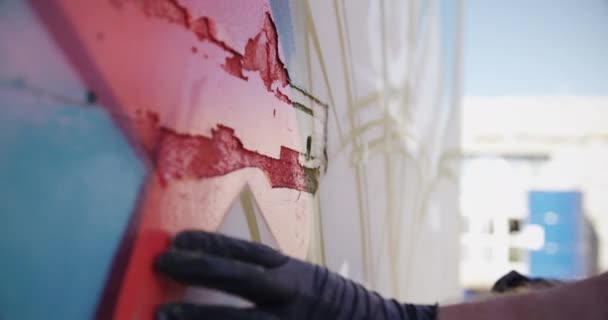 Primer Plano Del Grafitero Caucásico Tocando Pared Pintada Está Sacudiendo — Vídeo de stock