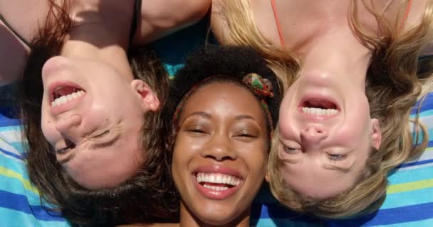高角度视图年轻的多民族女性朋友放松在毯子上 而在阳光下享受海滩 — 图库视频影像