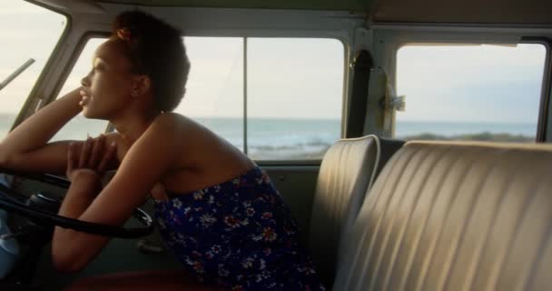 Zijaanzicht Van Afro Amerikaanse Vrouw Ontspannen Camper Van Het Strand — Stockvideo