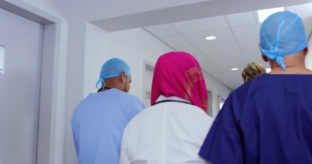 Rückansicht Multiethnischer Medizinischer Teams Die Auf Dem Krankenhausflur Miteinander Interagieren — Stockvideo