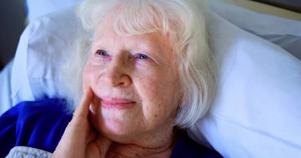 Wysoki Kąt Widzenia Aktywnego Białego Starszego Pacjenta Relaksującego Się Oddziale — Wideo stockowe