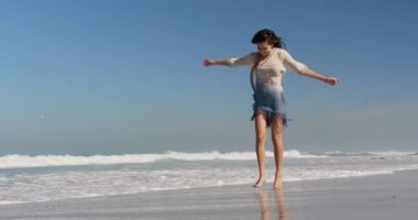 Genç Kafkas kadın gülümseyen ve güneş 4k plajda dans ön görünümü