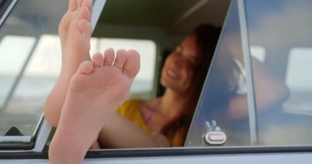 Vue Face Femme Caucasienne Détendre Avec Les Pieds Dans Camping — Video