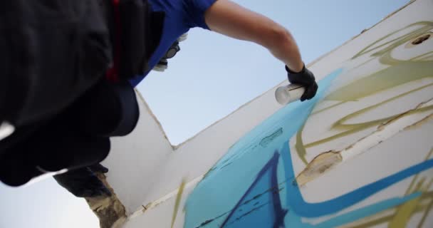 Vista Basso Angolo Della Pittura Graffitista Caucasica Con Spray Aerosol — Video Stock