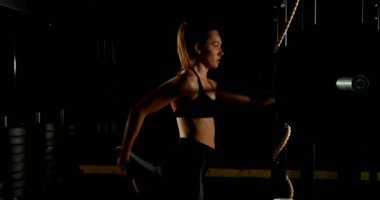 Fitness stüdyosunda egzersiz kafkas kadın atlet yan görünümü. O 4k germe