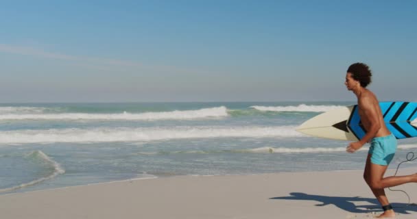 Zijaanzicht Van Jonge Multi Ethnics Mannelijke Vrienden Rennen Met Surfplank — Stockvideo