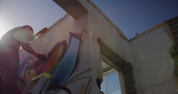 Kis Látószögű Nézet Kaukázusi Graffiti Művész Festés Aeroszolos Spray Falon — Stock videók