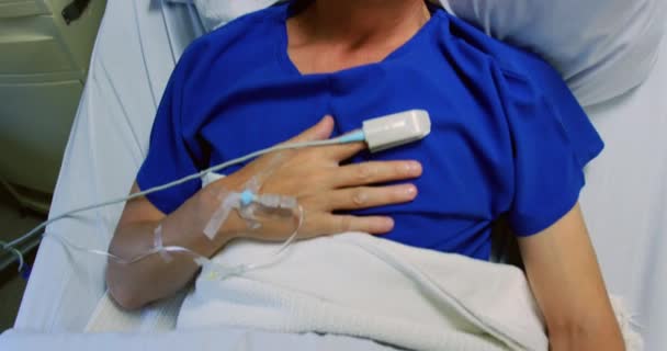 Magas Látószögű Kép Fehér Férfi Páciensről Aki Ágyon Pihen Kórház — Stock videók