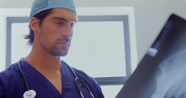 Πρώτη Άποψη Του Καυκάσιου Γιατρού Που Εξετάζει Ακτινογραφία Στο Νοσοκομείο — Αρχείο Βίντεο