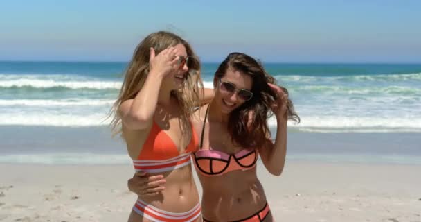 Vista Frontal Jovens Amigas Caucasianas Biquíni Divertindo Praia Sol — Vídeo de Stock