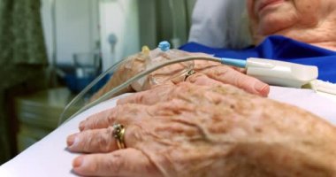 Hastanede koğuşta uyuyan aktif Kafkas kıdemli hastanın ön görünümü. O 4k uyuyor