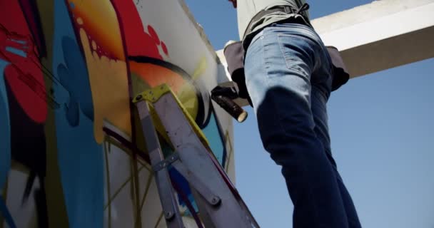 Pohled Nízkým Výhledem Kavkazské Graffiti Malby Aerosolovým Sprejem Stěně Používá — Stock video