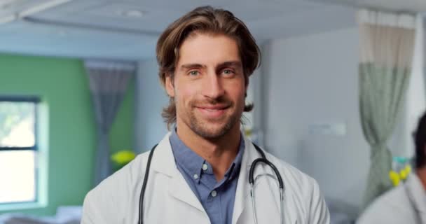 Widok Przodu Białego Lekarza Stojącego Oddziale Szpitalnym Uśmiecha Się Patrzy — Wideo stockowe
