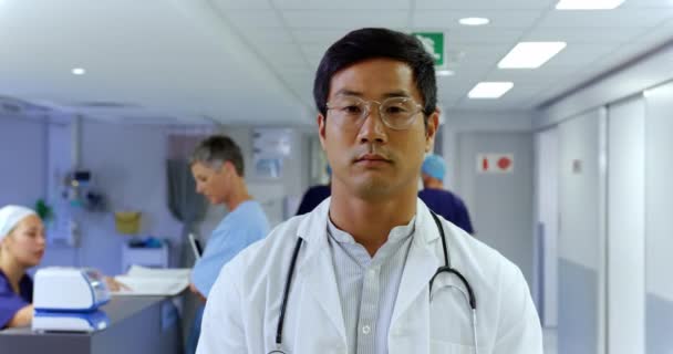 Vue Face Médecin Asiatique Debout Hôpital Sourit Regarde Caméra — Video