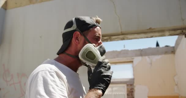 Beyaz Grafiti Sanatçısının Güneş Işığında Koruyucu Maske Taktığı Yan Görünüm — Stok video