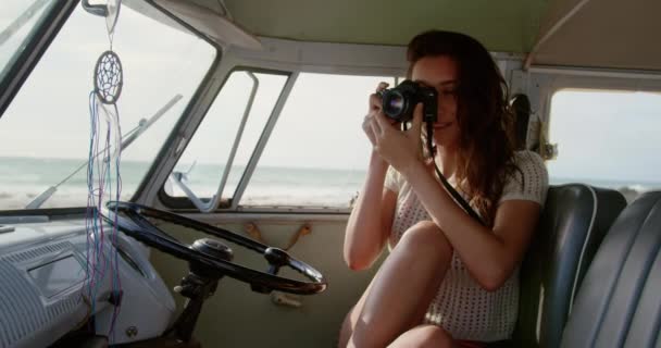 Μπροστινή Όψη Της Όμορφης Νεαρής Καυκάσιας Γυναίκα Λήψη Φωτογραφία Την — Αρχείο Βίντεο