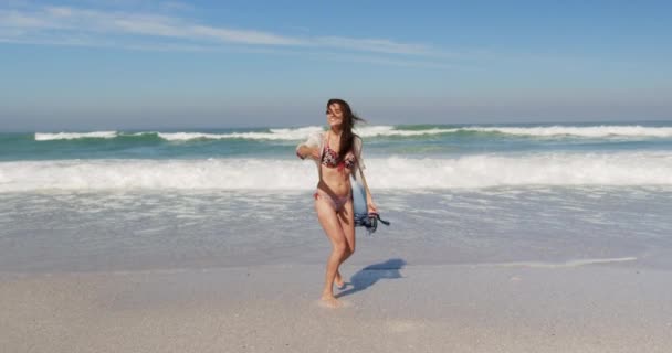 Vista Frontal Joven Mujer Caucásica Sonriendo Mientras Divierten Playa Bajo — Vídeos de Stock