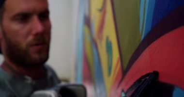 Duvarda işaretli Kafkas grafiti sanatçısı boyama yakın çekim. O yaratıcı 4k