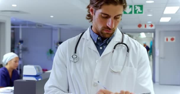 Vue Face Médecin Caucasien Écrivant Sur Presse Papiers Hôpital Regarde — Video